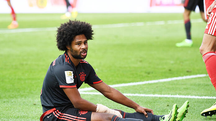 Ein symbolisches Bild in diesen Wochen: Serge Gnabry sitzt nach einer vergebenen Chance am Boden.