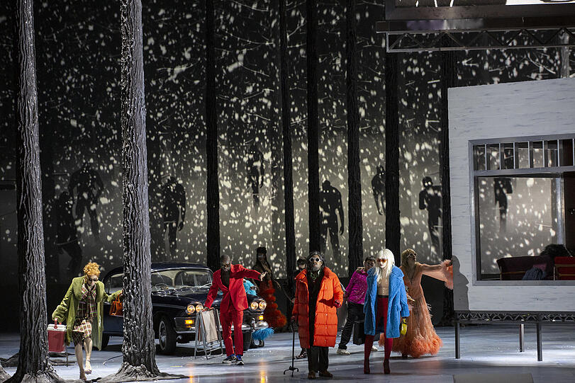 Ein leichter Hauch von Voodoo - trotz Schneefall: Der Auftritt der Hexen in Henry Purcells "Dido and Aeneas" im ersten Teil des von Krzystof Warlikowski inszenierten Doppelabends im Nationaltheater.