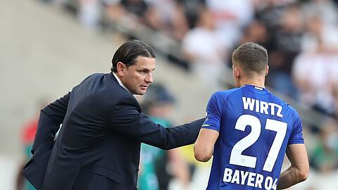 Gerardo Seoane (l) traut Leverkusens Florian Wirtz eine große Karriere zu.