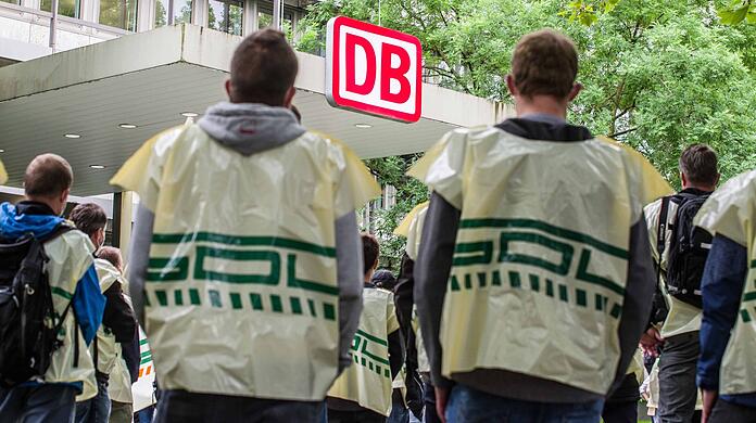Drohen Streiks an Weihnachten? Seit Donnerstag (9. November) verhandelt die Deutsche Bahn wieder über Tarife, diesmal mit der Gewerkschaft Deutscher Lokomotivführer (GDL) unter ihrem Chef Claus Weselsky. (Archivbild)