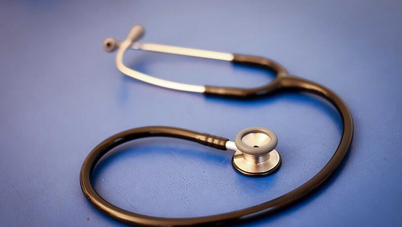 Aus Protest gegen die Gesundheitspolitik will der Virchowbund der niedergelassenen Ärztinnen und Ärzte zwischen dem 27. und 29. Dezember Tausende Praxen geschlossen lassen.