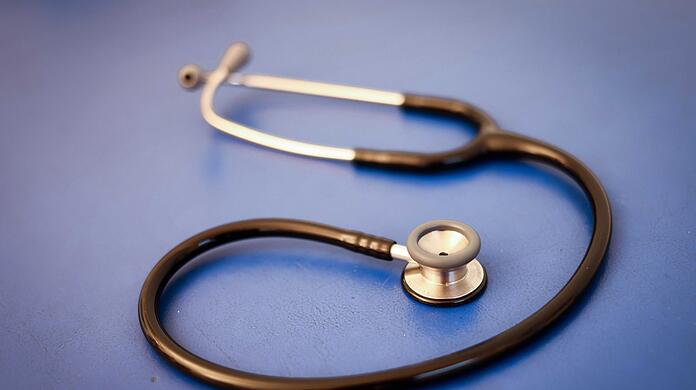 Aus Protest gegen die Gesundheitspolitik will der Virchowbund der niedergelassenen Ärztinnen und Ärzte zwischen dem 27. und 29. Dezember Tausende Praxen geschlossen lassen.