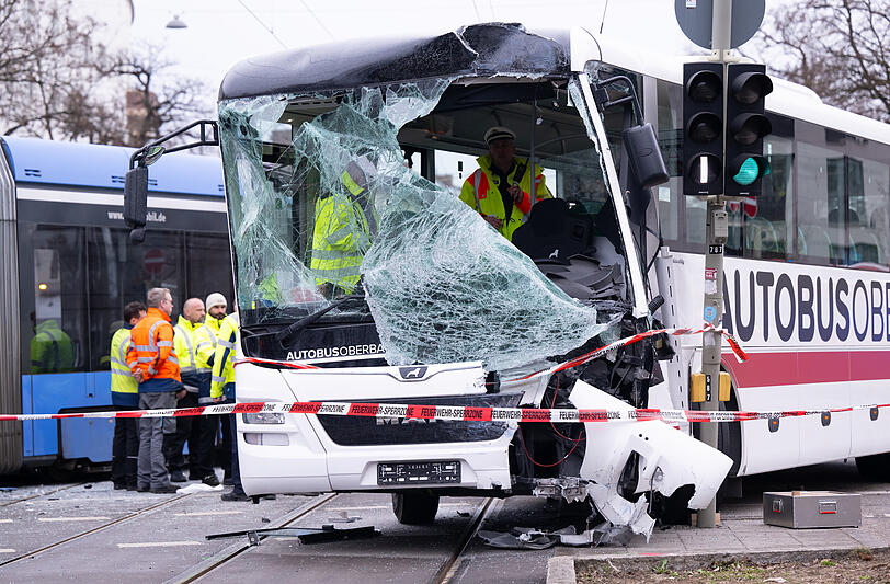 Erste Erkenntnisse der Polizei deuten darauf hin, dass der Fahrer den Bus wohl in Richtung stadteinwärts am Steubenplatz wenden wollte.