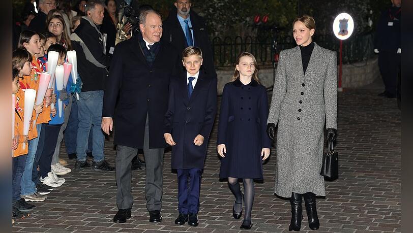 Albert und Charlène mit ihren Zwillingen Jacques und Gabriella beim monegassischen Sainte-Dévote-Fest. Albert und Charlène mit ihren Zwillingen Jacques und Gabriella beim monegassischen Sainte-Dévote-Fest.