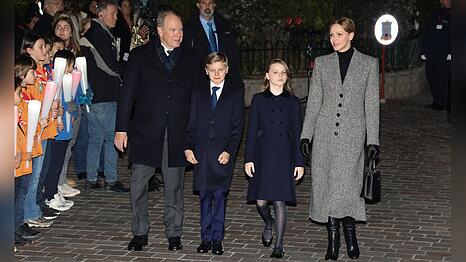 Albert und Charl&egrave;ne mit ihren Zwillingen Jacques und Gabriella beim monegassischen Sainte-D&eacute;vote-Fest.