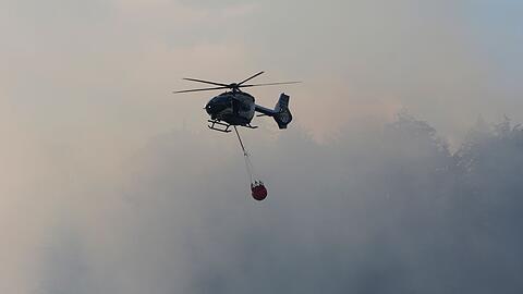 Drei Hubschrauber sind im Einsatz.