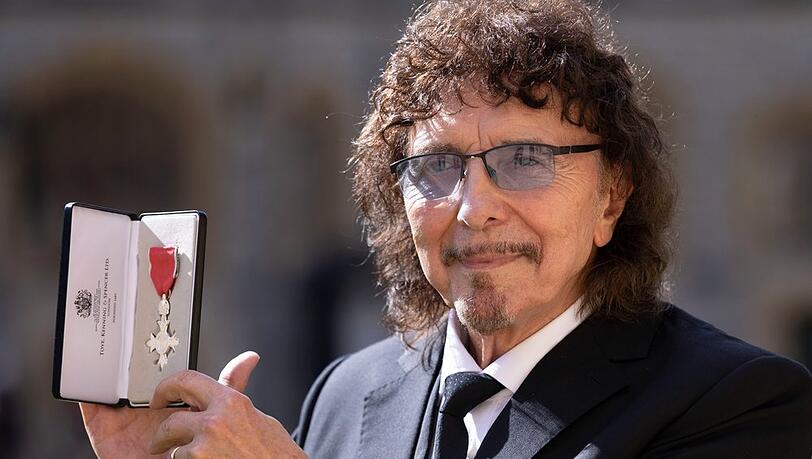 Tony Iommi mit seiner Auszeichnung. Tony Iommi mit seiner Auszeichnung.