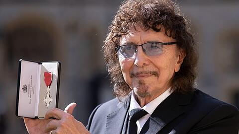 Tony Iommi mit seiner Auszeichnung.
