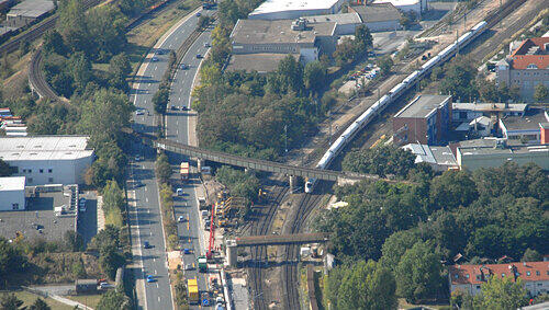 Umweg für den ICE: Weil die Hauptstrecke gesperrt ist, weicht er auf die Ringbahn aus. Umweg für den ICE: Weil die Hauptstrecke gesperrt ist, weicht er auf die Ringbahn aus.