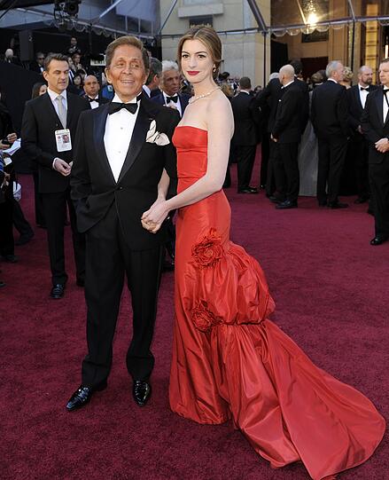 Hathaway in roter Robe an der Seite von Designer Valentino.