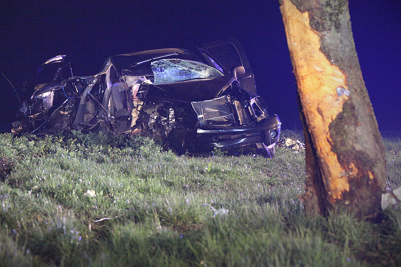 Auf der Kreisstraße ED5 Notzing-Moosinning hat sich in der Nacht auf Sonntag gegen 3.30 Uhr ein schwerer Unfall ereignet. Dabei wurden sechs Personen verletzt, davon drei schwer.