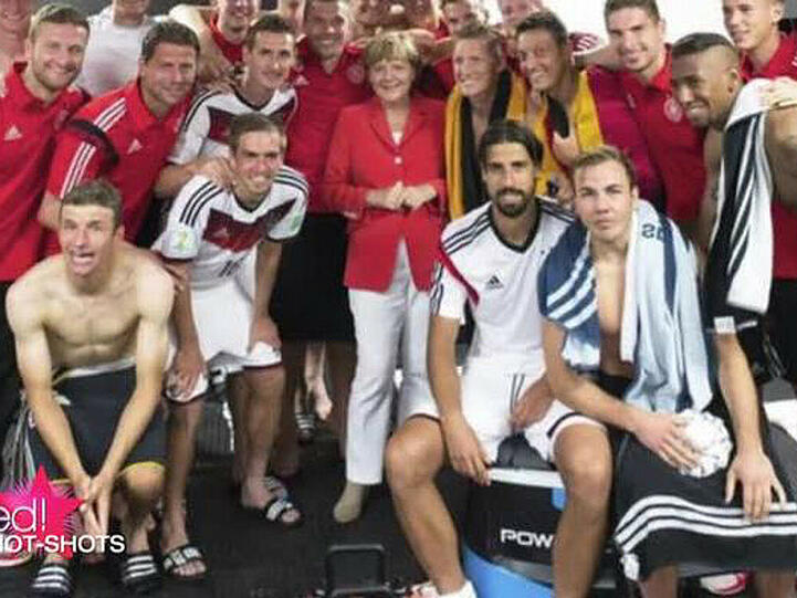 Bitte lächeln! Kanzlerin Angela Merkel mit der deutschen Elf nach dem Sieg gegen Portugal