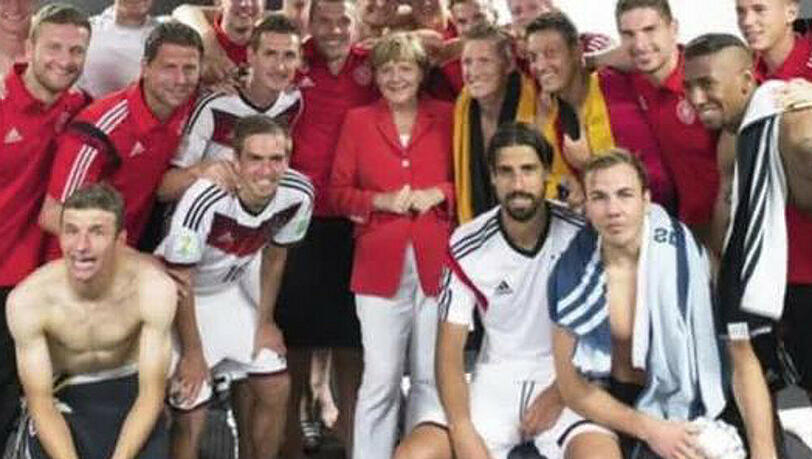 Bitte lächeln! Kanzlerin Angela Merkel mit der deutschen Elf nach dem Sieg gegen Portugal Bitte lächeln! Kanzlerin Angela Merkel mit der deutschen Elf nach dem Sieg gegen Portugal