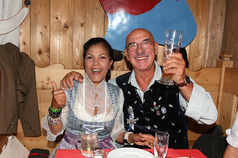 Otto Retzer mit Ehefrau Shirley im Weinzelt.