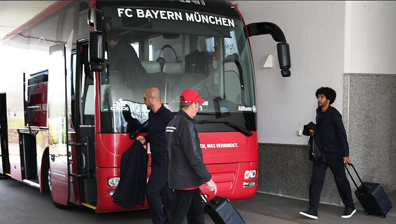 Bayern-Trainer Pep Guardiola auf dem Weg in den Bus Bayern-Trainer Pep Guardiola auf dem Weg in den Bus