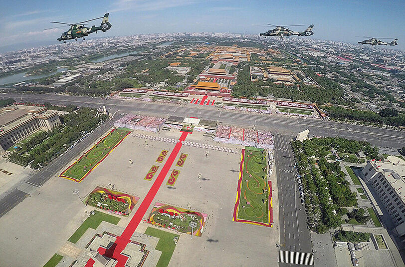 Bei der größten Militärparade seiner Geschichte hat China seine neuen Superwaffen präsentiert.
