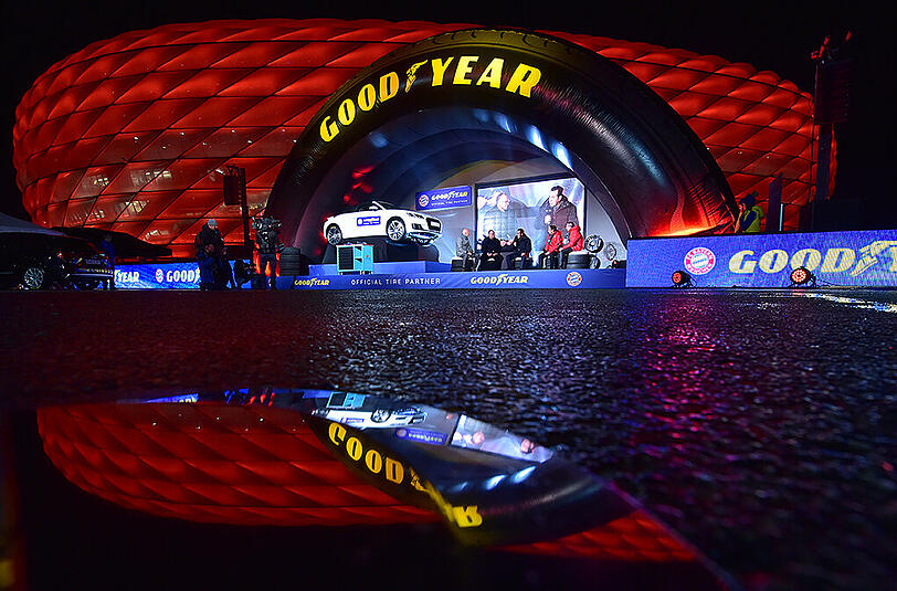 Am Mittwochabend stellte der FC Bayern den neuen Sponsor "Goodyear" vor. Mit dabei: Philipp Lahm und Franck Ribéry.