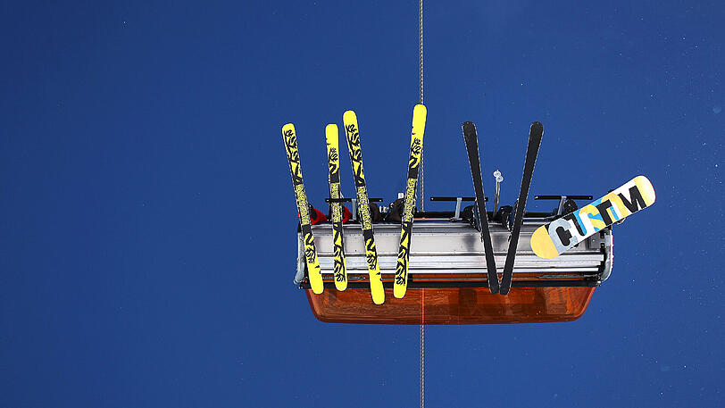 Plötzlich löste sich der Ski vom Skischuh und fiel in die Tiefe. (Symbolbild)