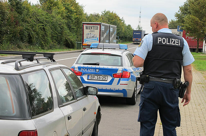 Beamte der Bundespolizei bei der Fahndung nach Schleusern (Symbolbild)