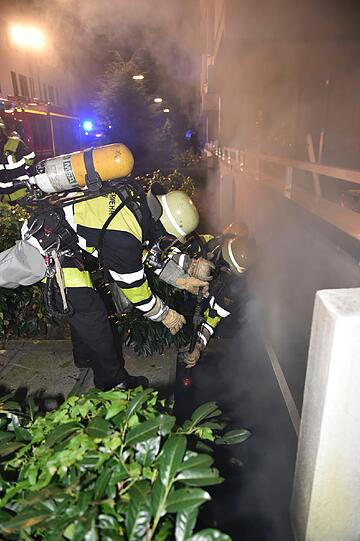Die Feuerwehr versucht den Kabelbrand mit Kohlenmonoxid zu löschen.