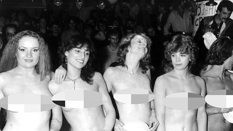 Fünf hübsche Münchnerinnen stellen sich 1983 der Wahl zur "Miss Splitternackt". Nur einer von vielen Partyspäßen, die das Crash sich in den 70er und 80er Jahren ausdenkt.