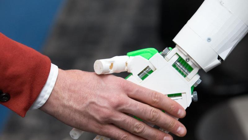 Ein humanoider Roboter gibt einem Menschen die Hand am Stand von ioX Lab bei der IT-Messe CeBIT. Foto: Friso Gentsch/Archiv Ein humanoider Roboter gibt einem Menschen die Hand am Stand von ioX Lab bei der IT-Messe CeBIT. Foto: Friso Gentsch/Archiv
