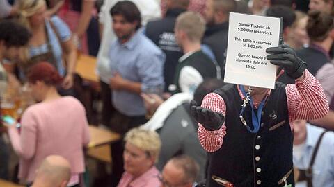 Bierzeltbesucher müssen im Hofbräuzelt ihre Plätze für Reservierungen freimachen.