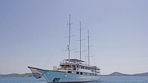 Auf dieser luxuriösen Motoryacht, der „MY Voyage“, dürfen die Models und Influencerinnen die nächste Woche verbringen.