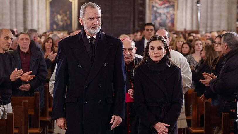 Die Anteilnahme steht ihnen ins Gesicht geschrieben: K&ouml;nig Felipe und K&ouml;nigin Letizia zeigten sich beim Gedenkgottesdienst in Valencia tief betroffen. Anschlie&szlig;end sprachen sie vielen Angeh&ouml;rigen pers&ouml;nlich ihr Beileid aus.