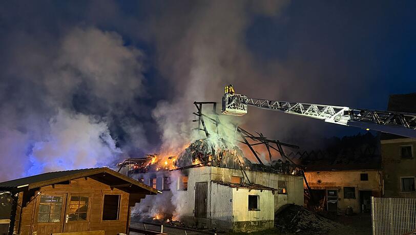 Feuerwehrleute löschen einen Brand auf einem landwirtschaftlichen Anwesen in Nabburg.