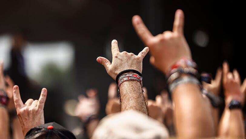 Zuschauer feiern beim Konzert der Band H-Blockx. Zuschauer feiern beim Konzert der Band H-Blockx.