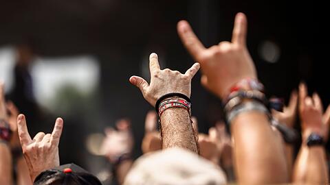 Zuschauer feiern beim Konzert der Band H-Blockx.