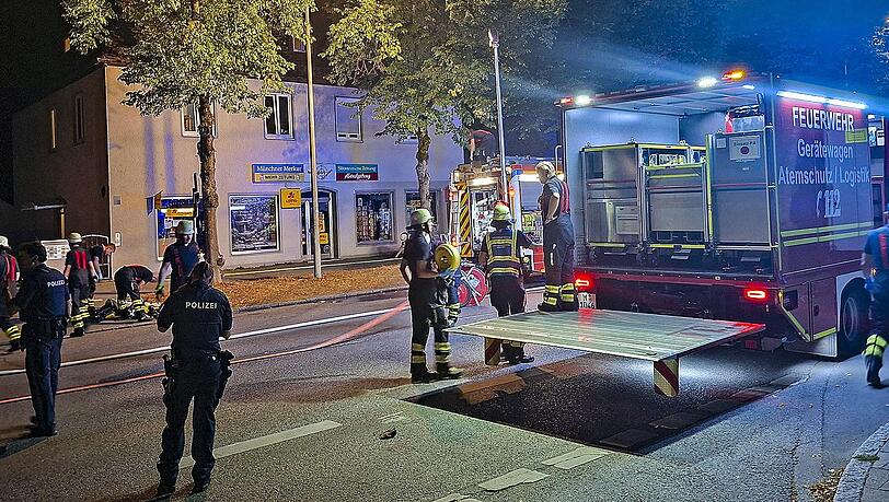 16. August 2026: Feuerwehrleute löschen einen Brand in einer Garage in der Naupliastraße. In der Nachbarschaft befindet sich der Kiosk, in dem es jetzt brannte. 16. August 2026: Feuerwehrleute löschen einen Brand in einer Garage in der Naupliastraße. In der Nachbarschaft befindet sich der Kiosk, in dem es jetzt brannte.