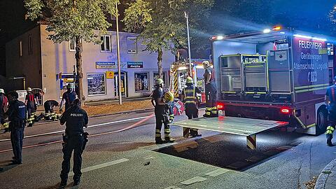 16. August 2026: Feuerwehrleute löschen einen Brand in einer Garage in der Naupliastraße. In der Nachbarschaft befindet sich der Kiosk, in dem es jetzt brannte. 16. August 2026: Feuerwehrleute löschen einen Brand in einer Garage in der Naupliastraße. In der Nachbarschaft befindet sich der Kiosk, in dem es jetzt brannte.