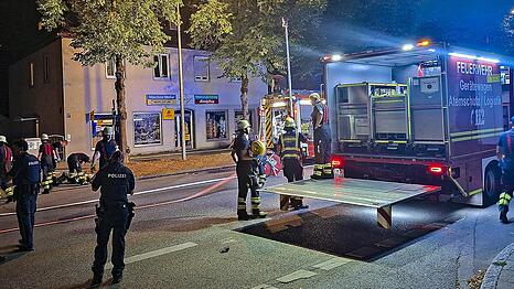 16. August 2026: Feuerwehrleute l&ouml;schen einen Brand in einer Garage in der Naupliastra&szlig;e. In der Nachbarschaft befindet sich der Kiosk, in dem es jetzt brannte.