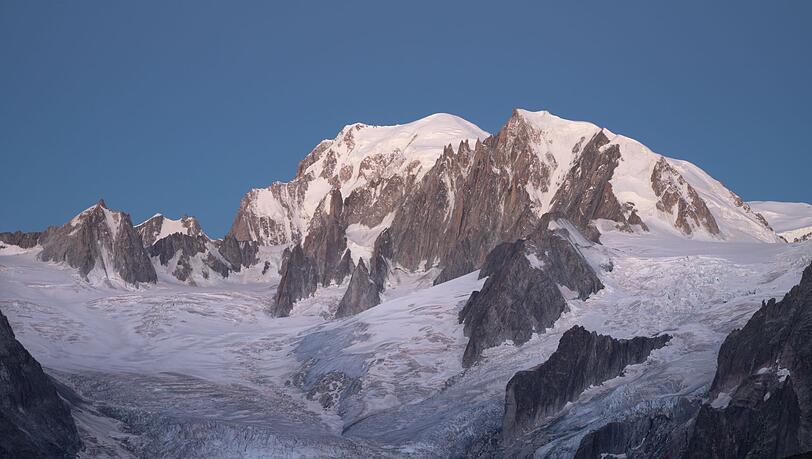 Der Mont Blanc an der Grenze zwischen Frankreich und Italien ist der h&ouml;chste Gipfel der Alpen.