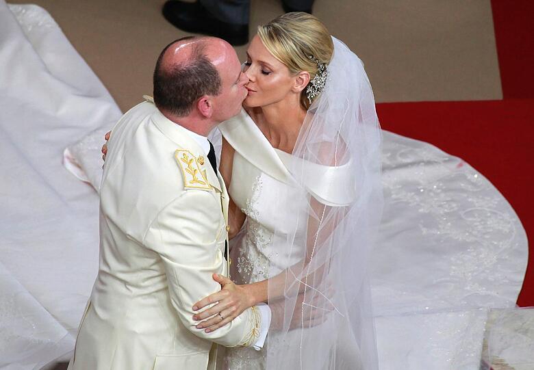 DER KUSS: Albert und Charlene nach der kirchlichen Trauung in Monaco....