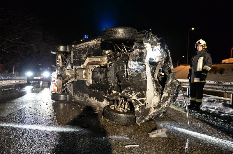 junge Frau prallte mit ihrem Fahrzeug gegen einen Anpralldämpfer.