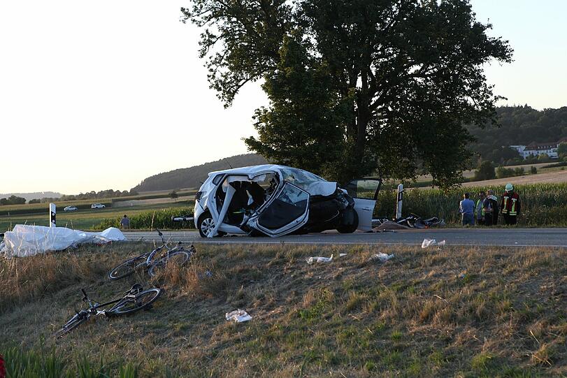 Ein 53-jähriger Autofahrer ist zwischen Wasserfall und Ansbach frontal in den Wagen eines Ehepaars gerast. Die Bilder der Unfallstelle.