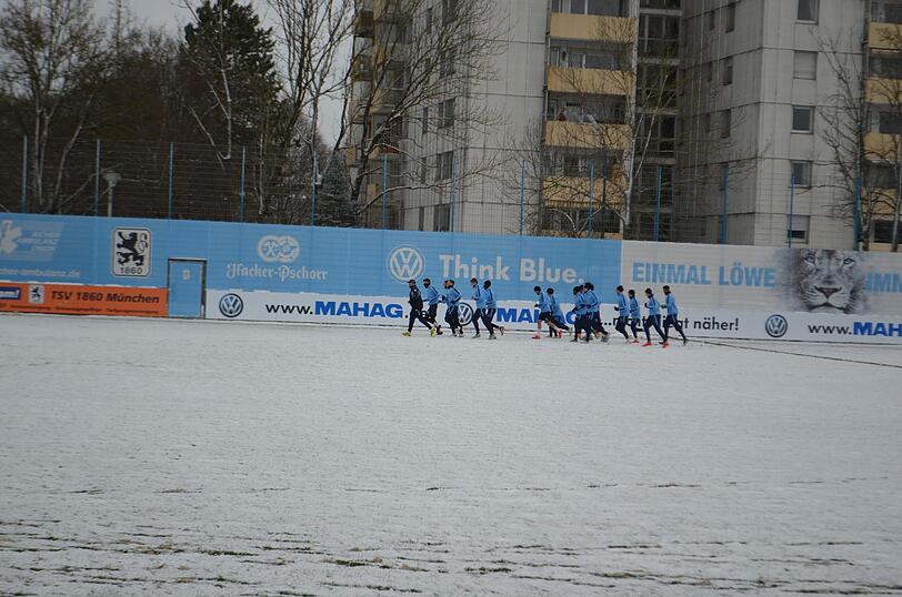 Die Löwen im Schnee: Der TSV 1860 musste am Freitag vor Beginn des Trainingslagers auf weißem - und nicht wie gewohnt auf grünem - Untergrund trainieren.