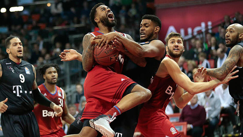 Szene aus dem Spiel zwischen dem FC Bayern und den Telekom Baskets Bonn.