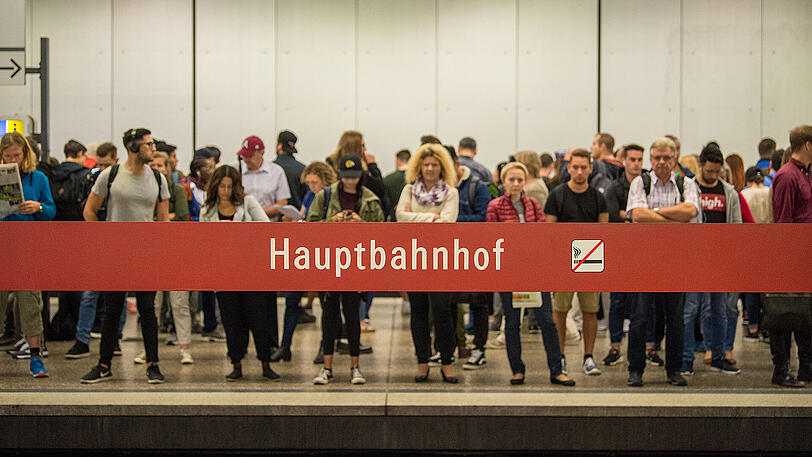 Menschen warten am Donnerstagmorgen am Hauptbahnhof auf eine U-Bahn.