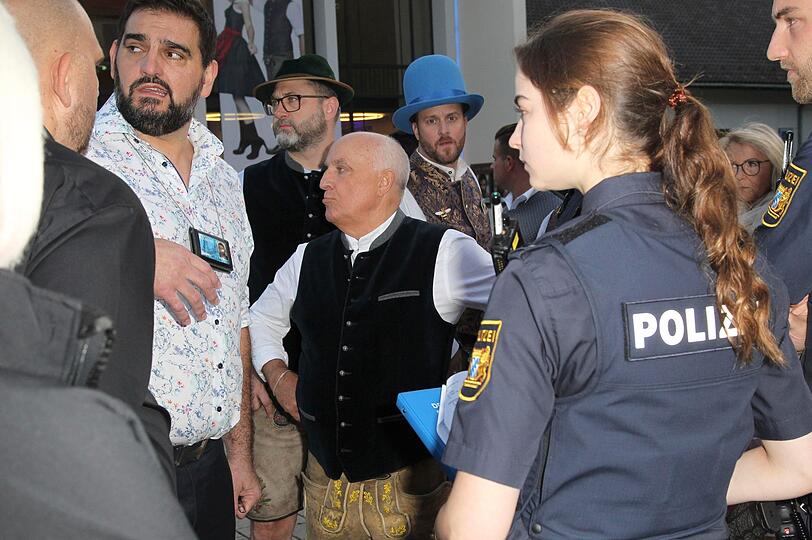 Routine-Einsatz bei Großveranstaltung: Polizeibeamte zeigen Präsenz.