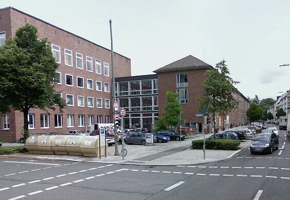 Im Schlachthofviertel vegetiert die eingezäunte Kuh vor dem ehemaligen Direktionsgebäude. Die Bilder.