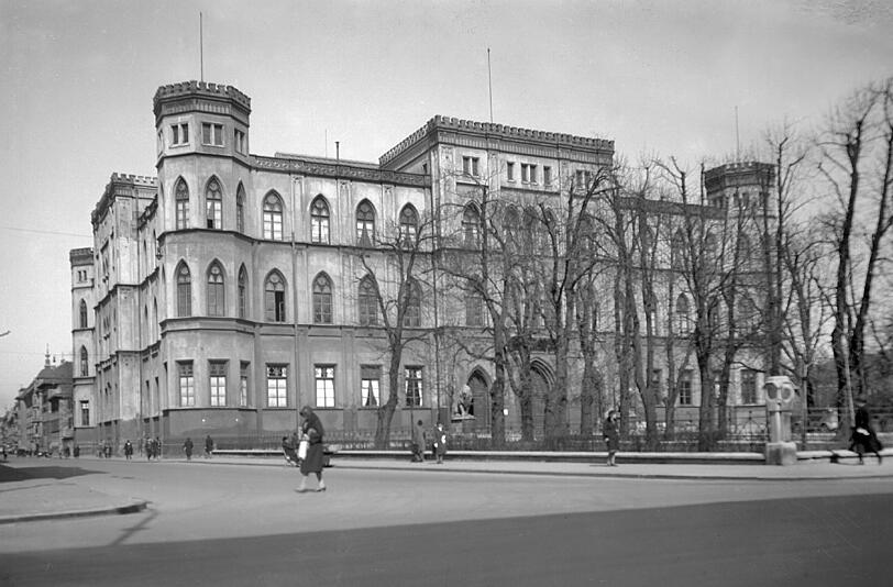 Das 1843/48 von Friedrich von Gärtner erbaute Wittelsbacher-Palais an der Ecke Brienner-/Türkenstraße. Ex-König Ludwig I. zog hier ein. Das Bild stammt von 1931. Im Dritten Reich nistete sich im Wittelsbacher-Palais die Gestapo ein.