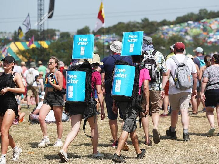 Sehr löblich: Zwei Festivalbesucher mit Wasserspendern auf ihrem Rücken beim Glastonbury Festival.