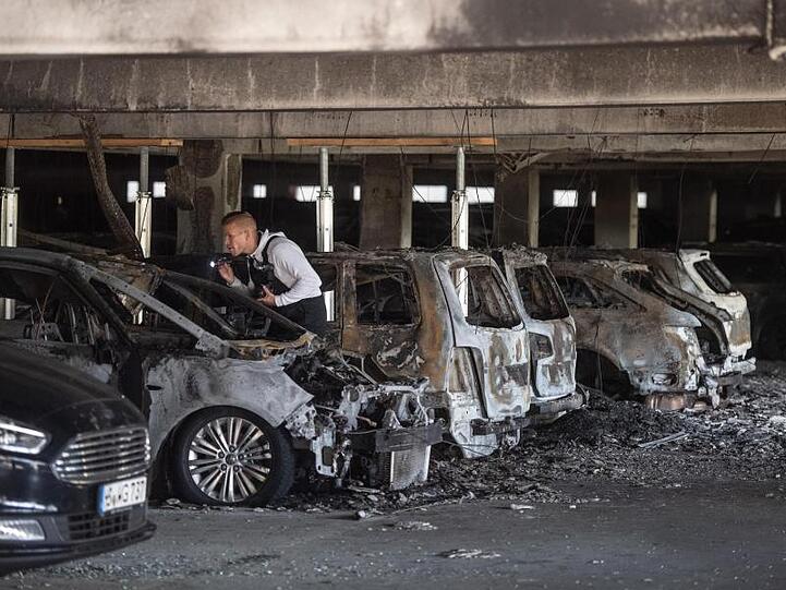 Etwa 40 Fahrzeuge brannten komplett aus, 25 weitere wurden von dem Feuer beschädigt.