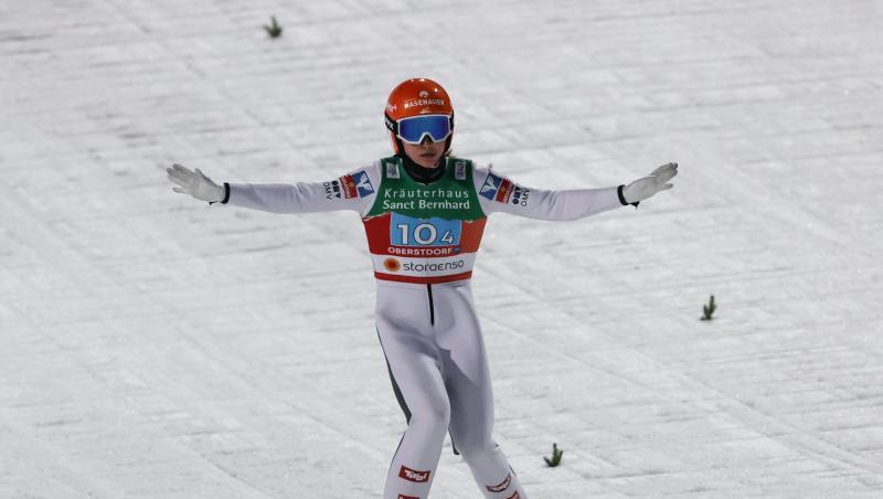 Marita Kramer aus Österreich landet nach dem Sprung.