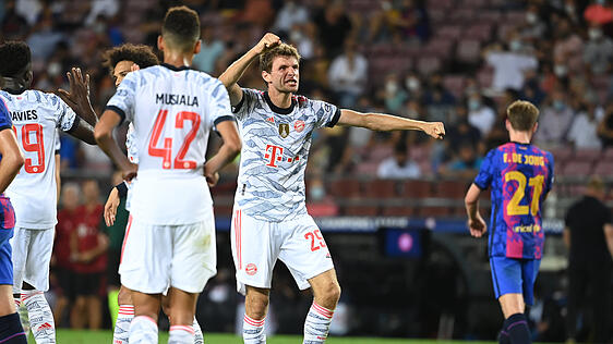 Thomas Müller trifft zum 1:0 gegen Barcelona.