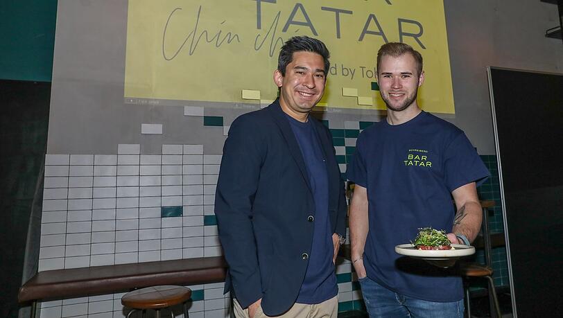 Tohru Nakamura und Tom Heeg mit Rinder-Tatar.